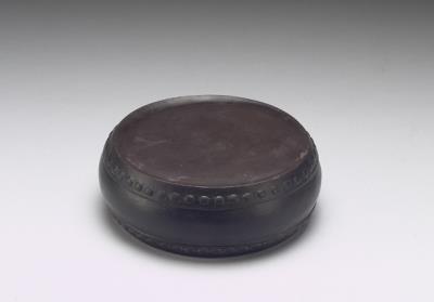 图片[2]-Drum-shaped inkstone with carved inscription and gold lacquer box, Qing dynasty, Qianlong reign (1736-1795)-China Archive